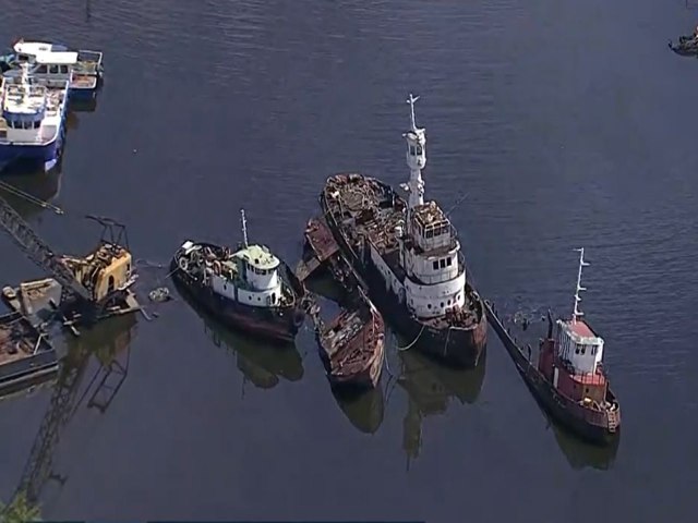 Baa de Guanabara, no Rio de Janeiro, sofre com barcos abandonados