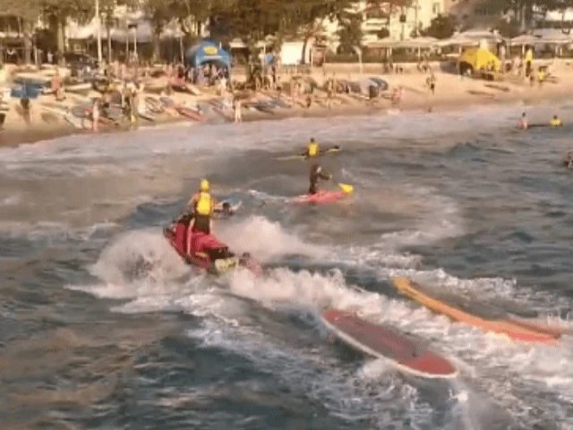 Ventania na Praia de Copacabana joga cerca de 100 banhistas contra as pedras