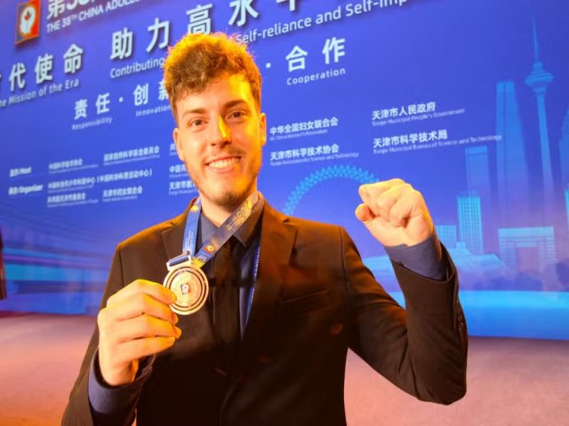 Brasileiro de 19 anos desenvolve tradutor de Libras e conquista bronze na China