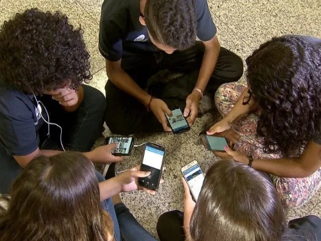 Pesquisa mostra que 86% dos brasileiros apoiam restrio do uso de celular nas escolas