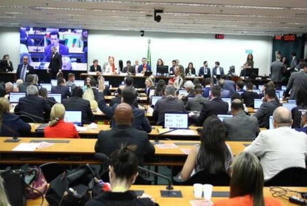 Comiss�o Especial Aprova PEC que P�e Fim � Escala 6x1; Vota��o em Plen�rio Ocorre Ainda Nesta Quarta