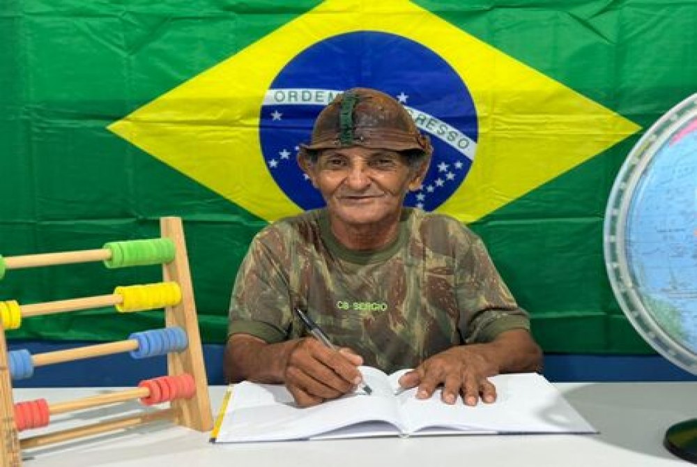 Resgate de Mem�ria: Alunos da EJA em Jo�o Alfredo Viralizam com Releitura de Fotos Escolares Cl�ssicas
