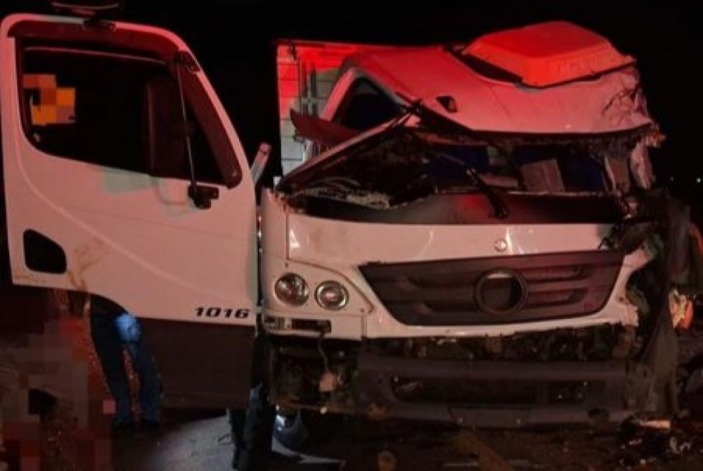Grave Acidente na BR-407: Caminh�es Colidem Frontalmente em Petrolina ap�s Atropelamento de Animal
