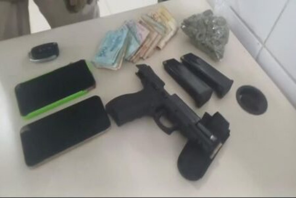 PRF Prende Homem com Carro Roubado, Pistola, Droga e R$ 8 Mil em Esp�cie no Curado