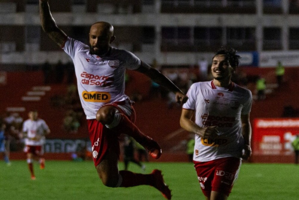 Com Muriel em grande noite, N�utico vence Maring� e encosta no G-8 da S�rie C