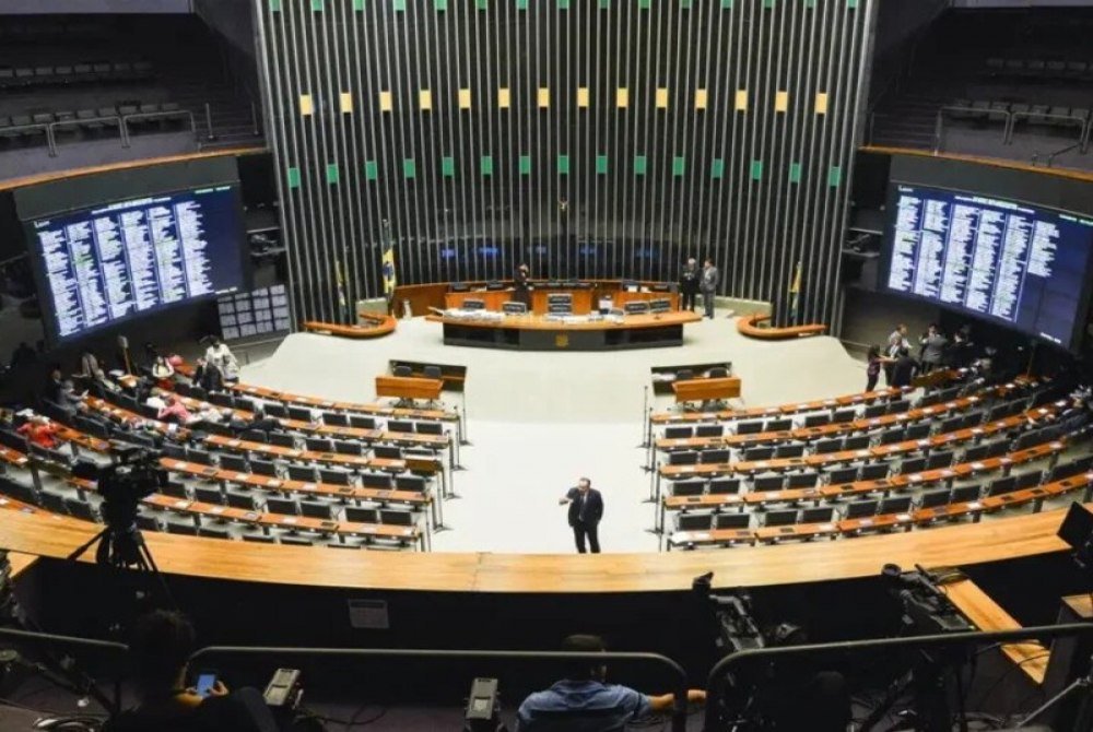Câmara aprova projeto para proteger crianças nos meios digitais Câmara aprova projeto para proteger crianças nos meios digitais