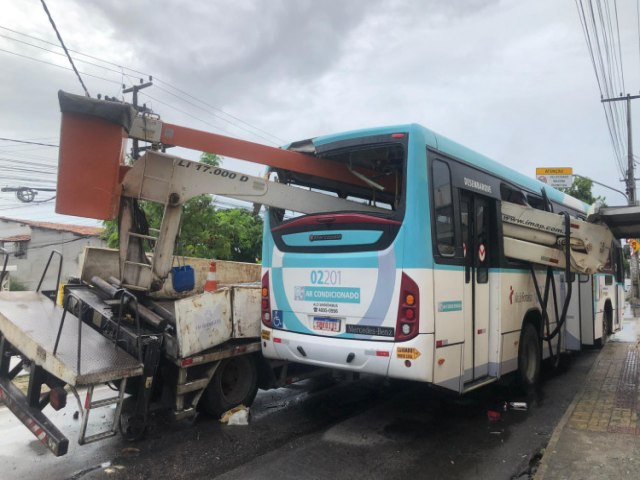 Dois passageiros morrem aps nibus ser atingido por guincho em Fortaleza