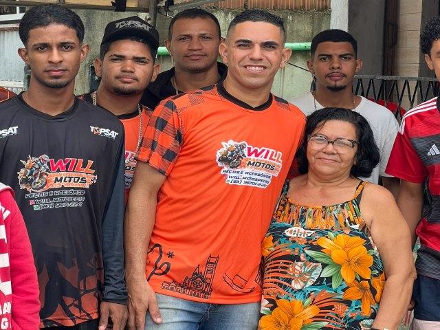 jovem empreendedor will motos, leva alegria para as crianas distribuindo sacolinhas pelas ruas de mandacaru