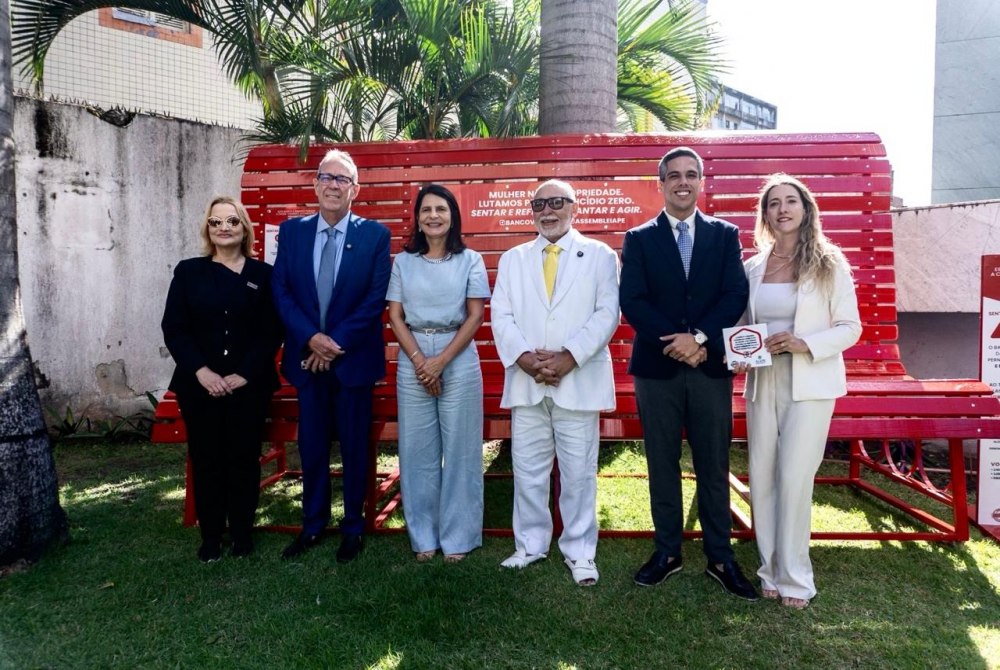 Álvaro Porto inaugura Banco Vermelho e cobra mais investimento em segurança para as mulheres Álvaro Porto inaugura Banco Vermelho e cobra mais investimento em segurança para as mulheres