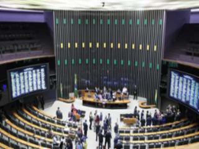 Deputados federais da bancada alagoana votam contra lei para punir fake news