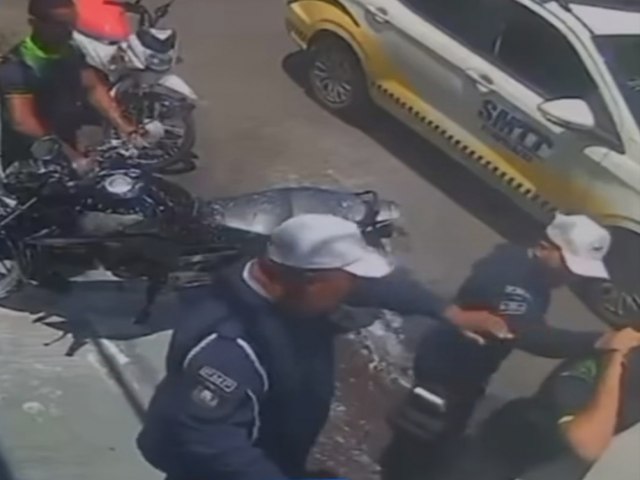 Absurdo: Agentes da SMTT flagrados agredindo homem durante trabalho em Propri