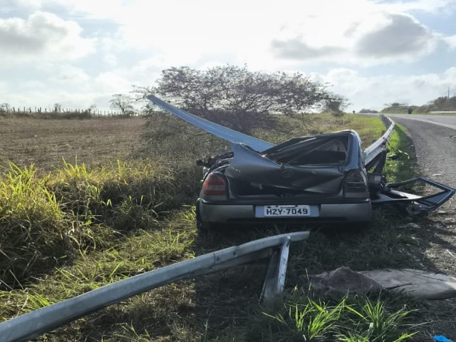 Veculo Gol de Itabaiana se envolve em acidente na BR-235 prximo a Frei Paulo