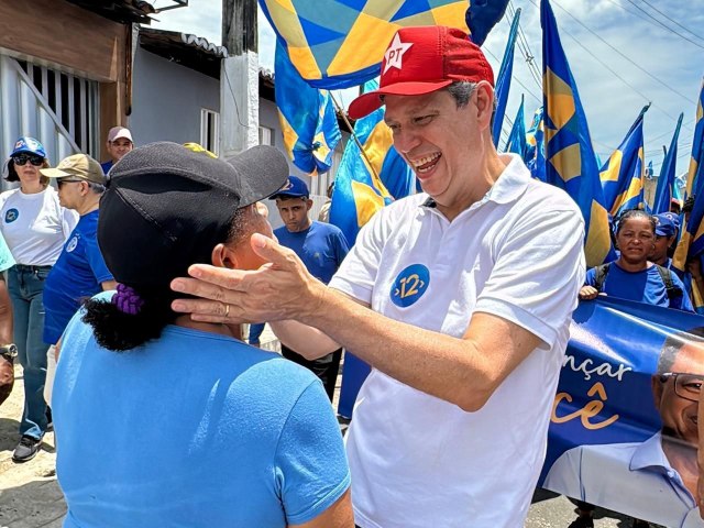 Mrcio Macedo fortalece campanha de Luiz Roberto em caminhada pelos bairros de Aracaju