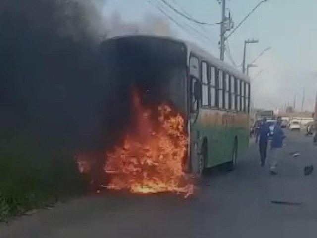 Coliso entre nibus Escolar e Moto Causa Incndio em Nossa Senhora do Socorro