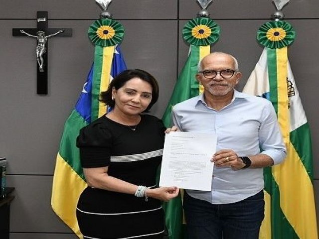 Emlia Corra entrega ao prefeito Edvaldo 12 nomes da equipe para transio em Aracaju