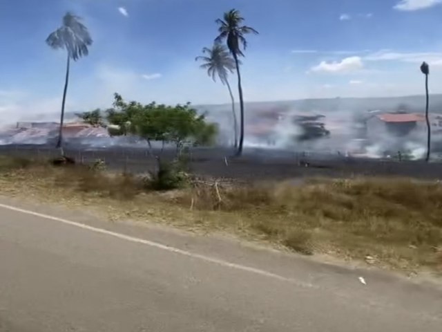 Grande queimada atinge Crasto, em Santa Luzia do Itanhy, aps fogo no lixo sair do controle