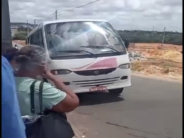 nibus da Astele enfrenta problemas em ladeira e passageiros relatam risco de acidente em Estncia