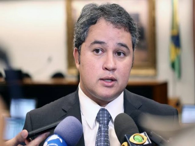 Efraim Filho retoma sua candidatura ao governo em 2026 pela oposio.