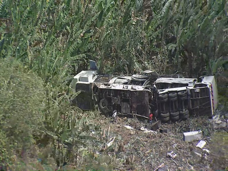 Imagens areas mostram local de acidente com trio eltrico que deixou trs mortos e seis feridos em rodovia de Pernambuco