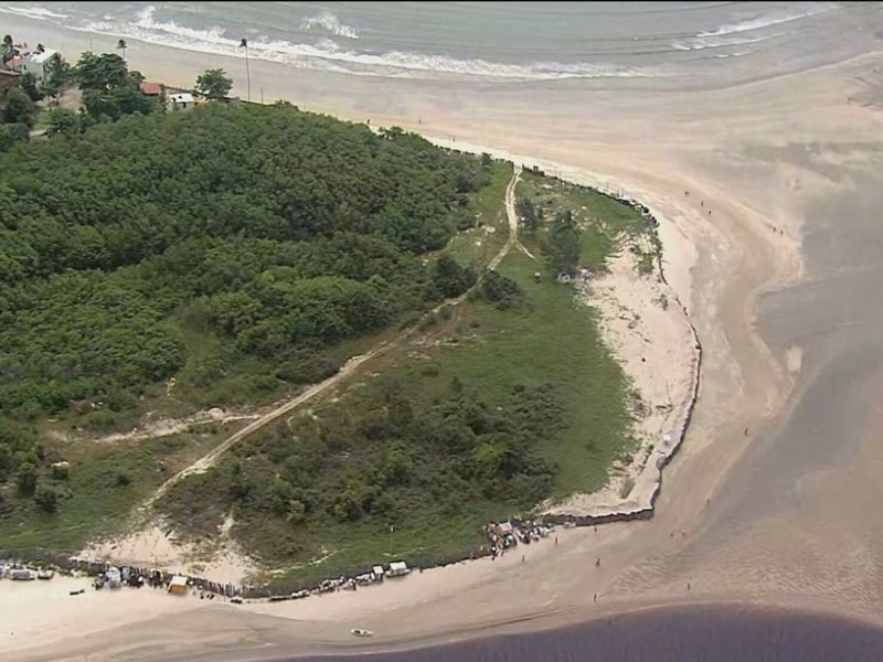 Justia de Pernambuco determina derrubada imediata de muro que dificulta acesso  praia no Pontal de Maracape