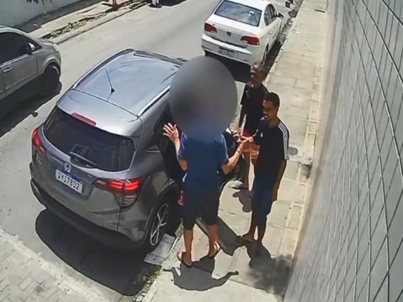 Idoso com criana de colo tem carro roubado por assaltantes ao estacionar em frente a escola na Zona Sul do Recife