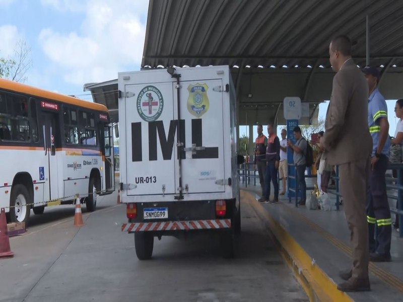 Mulher de 42 anos morre atropelada por nibus no terminal integrado de passageiros de Abreu e Lima, no Grande Recife