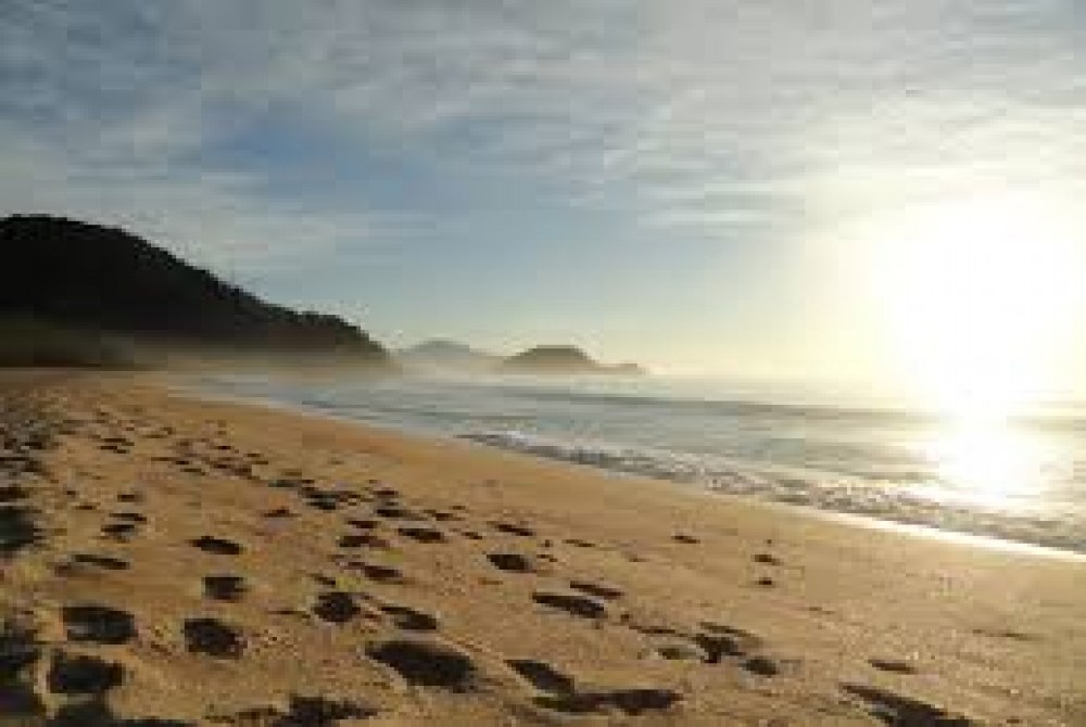 Mulher encontrada morta boiando em praia de Paulista � natural de Tracunha�m