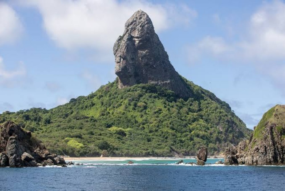 Turistas europeus são flagrados em área de preservação em Fernando de Noronha e têm que pagar R$ 13 mil em multas; Turistas europeus são flagrados em área de preservação em Fernando de Noronha e têm que pagar R$ 13 mil em multas;