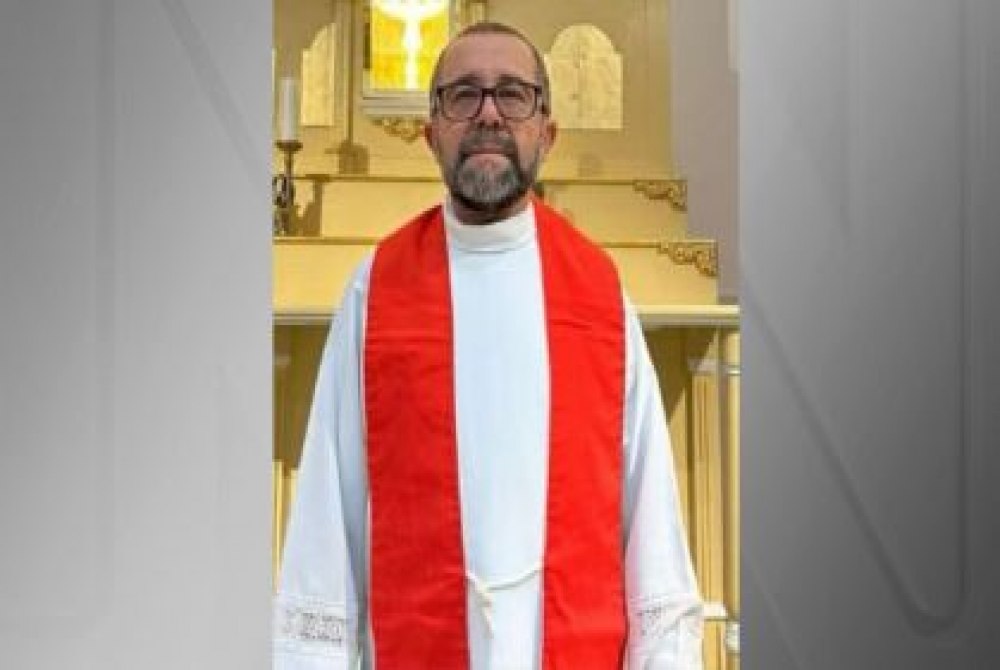 Padre � afastado por suspeita de 