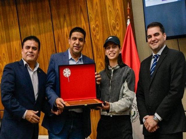 C�mara de Diputados distingue a Claudia Mart�nez con el premio �Arsenio Erico�