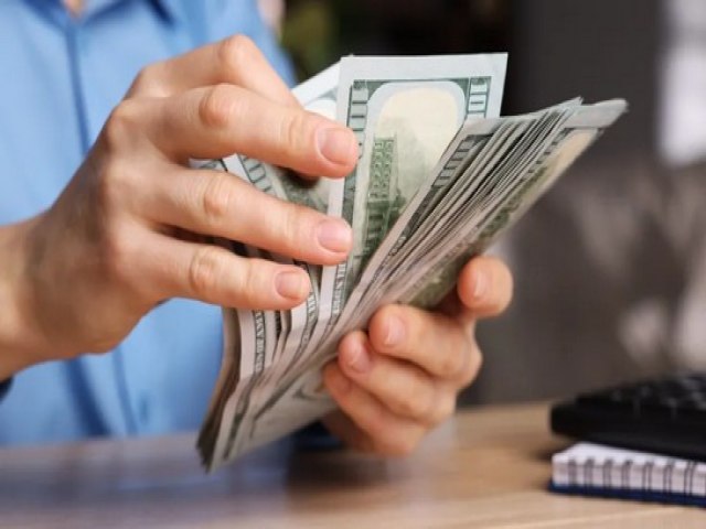 D�lar fecha em alta e Bolsa recua, com tens�es no Oriente M�dio e investimentos em IA no radar