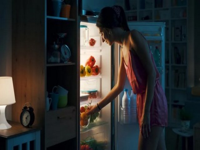 Comer fruta � noite faz mal? Nutricionista esclarece