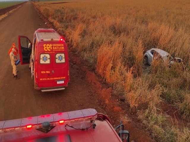 ACIDENTE FATAL - Mulher morre, homem e adolescente s�o socorridos ap�s carro capotar