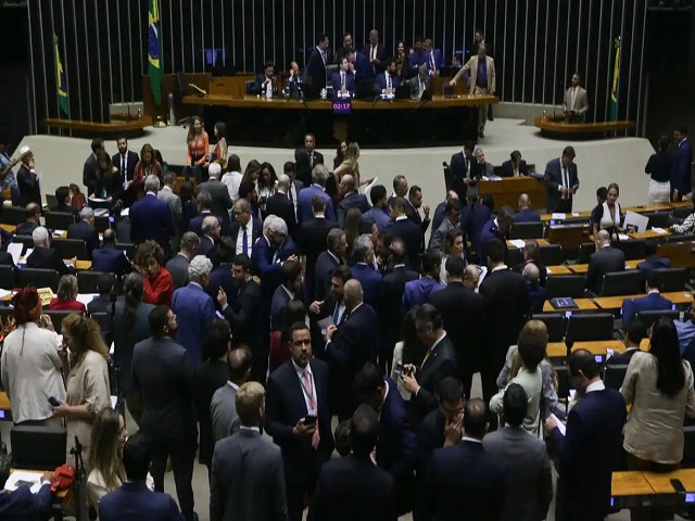 IR - C�mara aprova isen��o para quem ganha at� R$ 5 mil